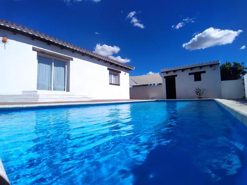 una piscina frente a una casa en Casa rural la luz de Ari, en Traspinedo