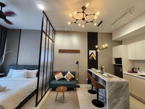 een slaapkamer met een bed, een bureau en een keuken bij Chambers Suites KL BY Fortune in Kuala Lumpur