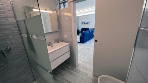 a bathroom with a sink and a toilet in a room at Parque La Luz in La Orotava
