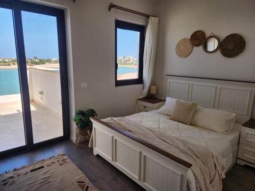 - une chambre avec un lit et une vue sur l'océan dans l'établissement Luxury 4 bedroom villa - Cyan ElGouna, à Hurghada