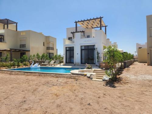 une villa avec une piscine dans le désert dans l'établissement Luxury 4 bedroom villa - Cyan ElGouna, à Hurghada