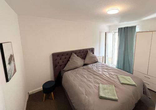 um quarto com uma cama com duas toalhas verdes em Wohnung mit Balkon am Rhein em Dusseldorf