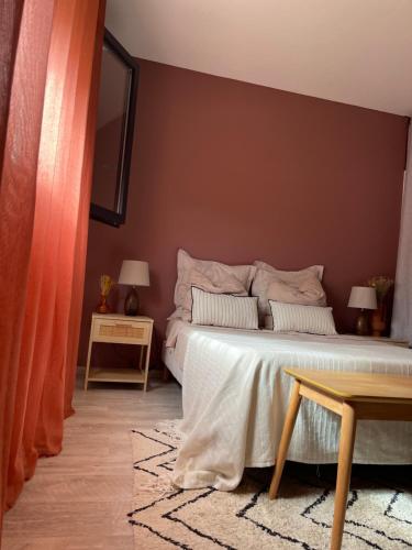 a bedroom with a bed and two tables with lamps at Grande chambre privée 18 m2 dans maison proche Gare et Nancy Thermal in Tomblaine