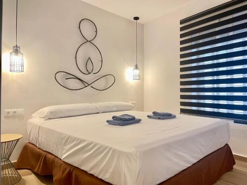 sypialnia z łóżkiem z dwoma ręcznikami w obiekcie Casa Lujosa con Sauna y Jacuzzi en la montaña. w mieście Tavernes de Valldigna