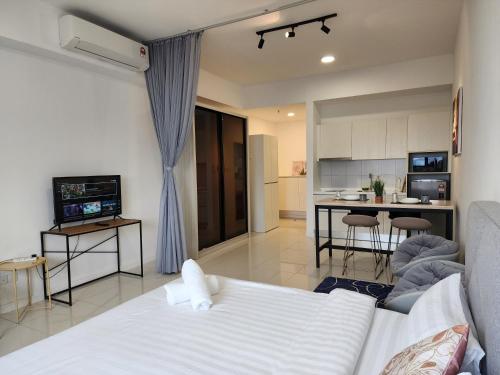 sala de estar con cama y cocina en Chambers Suites KL BY Fortune en Kuala Lumpur
