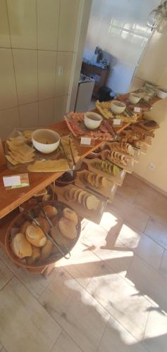a table filled with lots of different types of donuts at Chalés do Pardal in Visconde De Maua