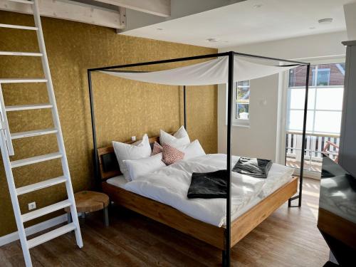 a bedroom with a bed with a ladder at Muggelhuus das Loft mit Elbdeichblick im Alten Land und mit Wallbox in Twielenfleth