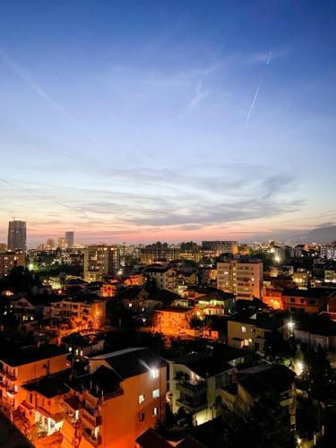 - Vistas a la ciudad por la noche en YourHome Vilat Gjermane, en Tirana