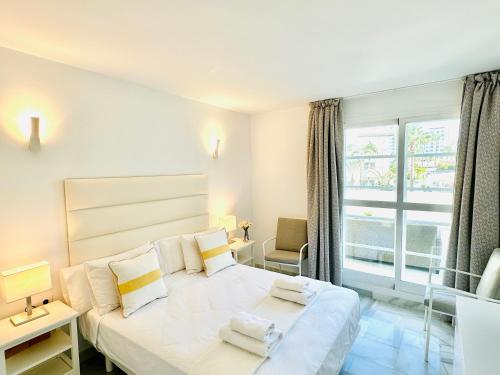 Un pat sau paturi într-o cameră la Apartamento, Paradise Sun Beach In Marina