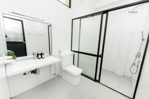 e bagno con servizi igienici, lavandino e doccia. di Hotel Vacanza a Mirissa