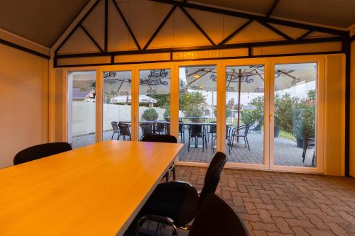 a conference room with a wooden table and chairs at Szelidi Apartmanok in Dunapataj
