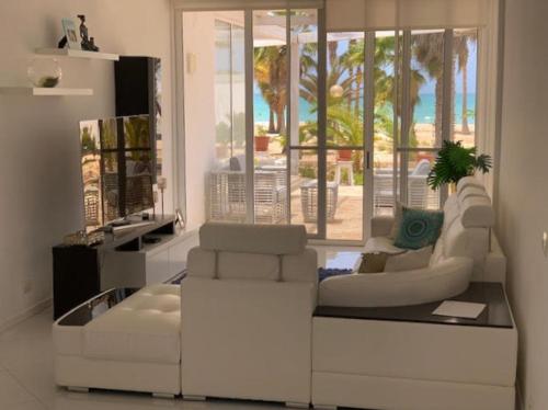 sala de estar con sofá blanco y sillas en KatlantiK Villa Deluxe en Sal Rei