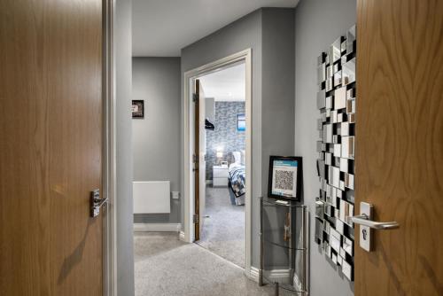 korytarz z drzwiami prowadzącymi do pokoju w obiekcie Sandy Lane Apartment w mieście Skelmersdale
