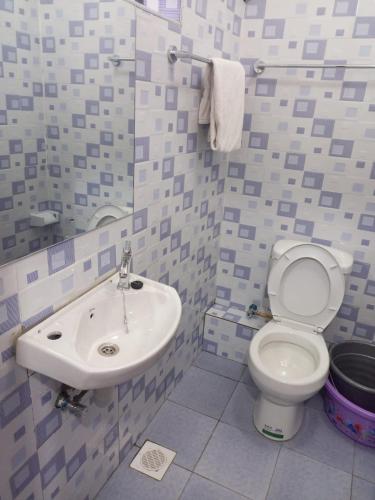 bagno con servizi igienici e lavandino di Kozi Luxury Apartment in Kisumu a Kisumu