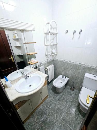 y baño con lavabo y aseo. en Piso Granada 3 dormitorios y parking privado, en Granada