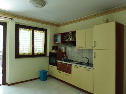 una cucina con frigorifero bianco e lavandino di Etna Beach Home a Mascali