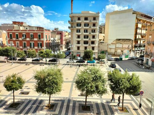 een stad met gebouwen en bomen en een straat bij San Sebastiano in Barletta