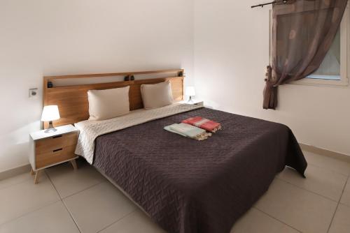 a bedroom with a bed with two towels on it at Refait à neuf, magnifique vue sur le lagon appartement 4 à 5p in Marigot