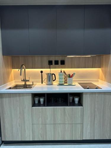 cocina con fregadero y encimera en Modern Appartements With Private Entry en Riad