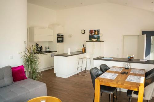 Kleine Auszeit في أونترفوسن: غرفة معيشة ومطبخ مع طاولة وأريكة