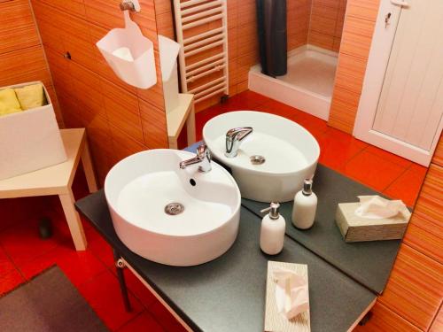 uma casa de banho com um lavatório branco e uma banheira em Apartman STUDIO Sch Sch Sch em Saraievo