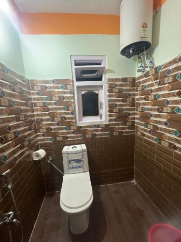 La salle de bains est pourvue de toilettes et d'un mur de canards. dans l'établissement Taktserholidays, à Tawang