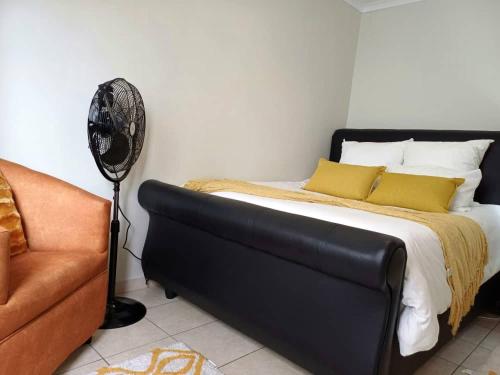 Postel nebo postele na pokoji v ubytování NJ WINDHOEK VILLA MANZi