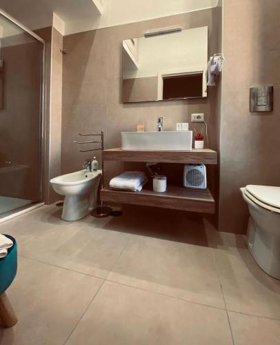 a bathroom with a sink and a toilet at Casa Panorama, casa vacanza. in Torre del Greco