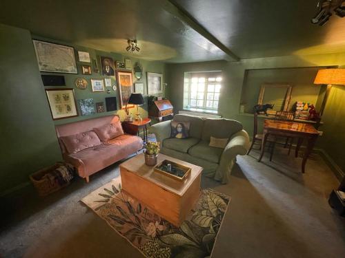 un soggiorno con divano e tavolo di Hidden gem in heart of Breckland a Watton