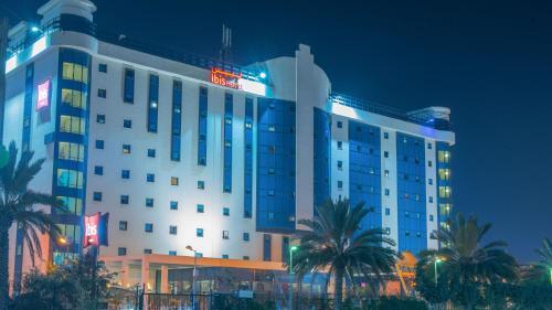 アルジェにあるibis Alger Aéroportの夜間のライトアップビルのあるホテル