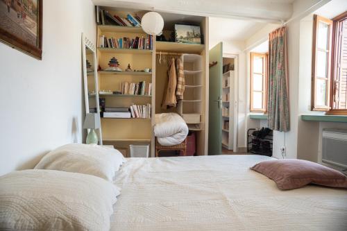 En eller flere senge i et værelse på Maison de famille du pont Millénaire