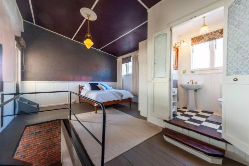 1 dormitorio con 1 cama y lavamanos en una habitación en Historical Building dating back to 1900 en Nhill