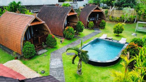 een luchtzicht op een resort met een zwembad bij Pondok sari homestay in Ungasan