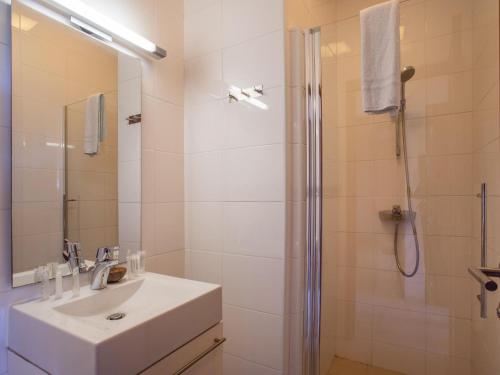 Ένα μπάνιο στο Holiday Home by Sea Willemstad Pool