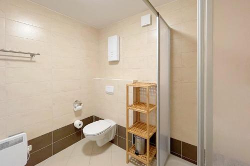 a bathroom with a toilet and a glass shower at An den Kreischen 28 Ferienbungalow Engel in Ueckeritz