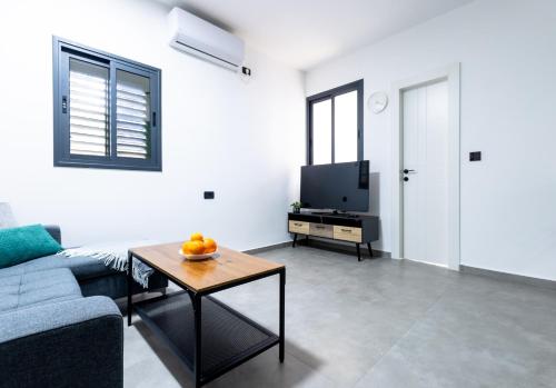 Телевизор и/или развлекательный центр в Luxury Central Old Town Apartment