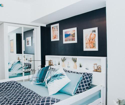 Stefan Staycation @ Azure North في سان فيرناندو: غرفة نوم بسرير باللونين الأزرق والأبيض