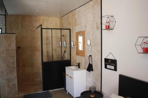 uma casa de banho com um chuveiro e um lavatório. em L'instant Détente 34 em Saint-Aunès