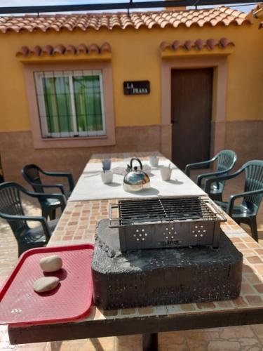 - une table de pique-nique avec un grill en haut dans l'établissement La Casa Prana conecta energía, à Cuevas del Campo
