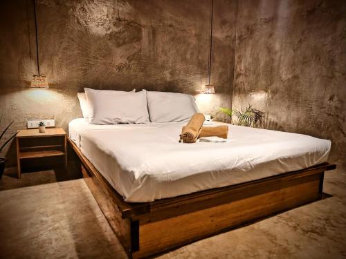The Ohm Siargao Resort في جنرال لونا: غرفة نوم بسرير كبير مع شراشف بيضاء