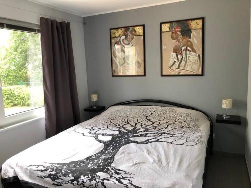 um quarto com três fotografias de uma árvore na parede em Ferienhaus mit Wintergarten am See (Angelparadies) em Parey