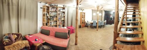 uma sala de estar com um sofá e prateleiras de livros em Agroturystyka Złoty Klon 