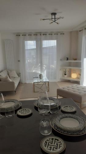 d'un salon avec une table et des plaques de cuisson. dans l'établissement Le berlier 13, à Paris