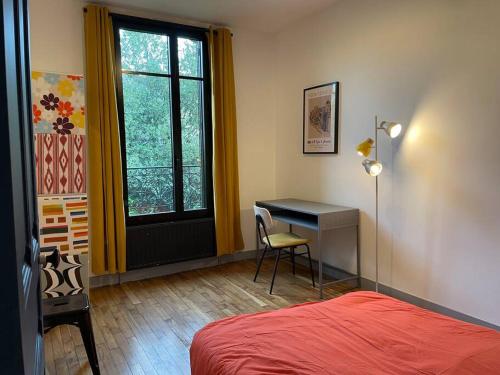 una camera con letto, scrivania e finestra di Sèvres : joli 3 pièces a Sèvres