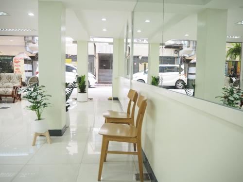 a waiting room with chairs and cars in a dealership at NANA BEST INN HOTEL in Makkasan
