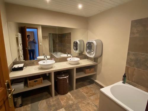 een badkamer met 2 wastafels en een grote spiegel bij Joli rez-de-villa 80 m2 proche mer in Carqueiranne
