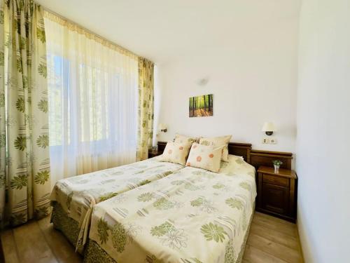 1 dormitorio con cama y ventana en Forest view, en Pamporovo