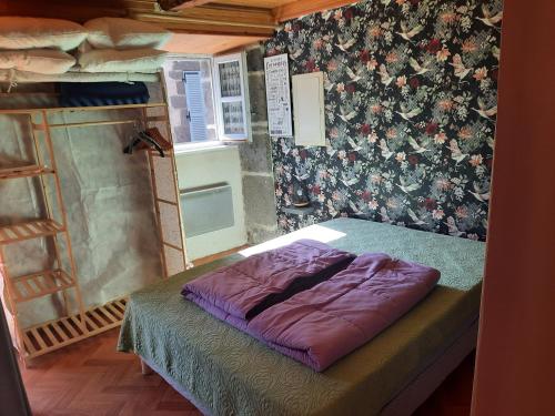Ένα ή περισσότερα κρεβάτια σε δωμάτιο στο la maisonnette