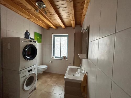 Ένα μπάνιο στο Ferienhaus am Beverinsee