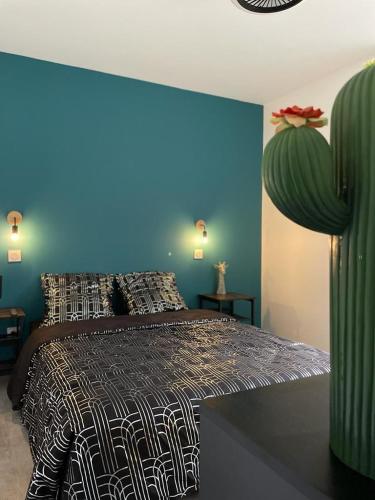 1 dormitorio con 1 cama grande y pared azul en Casa Luna, Votre Maison Familiale avec son jardin privé en Plein Cœur de Ville en Bourges
